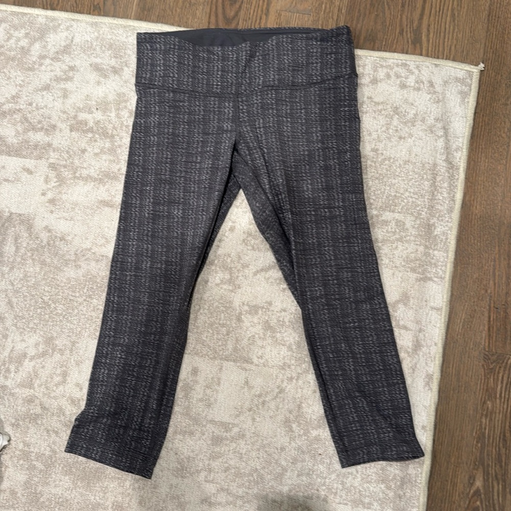 Lululemon gray crops size 8, no rip tag or size dot.